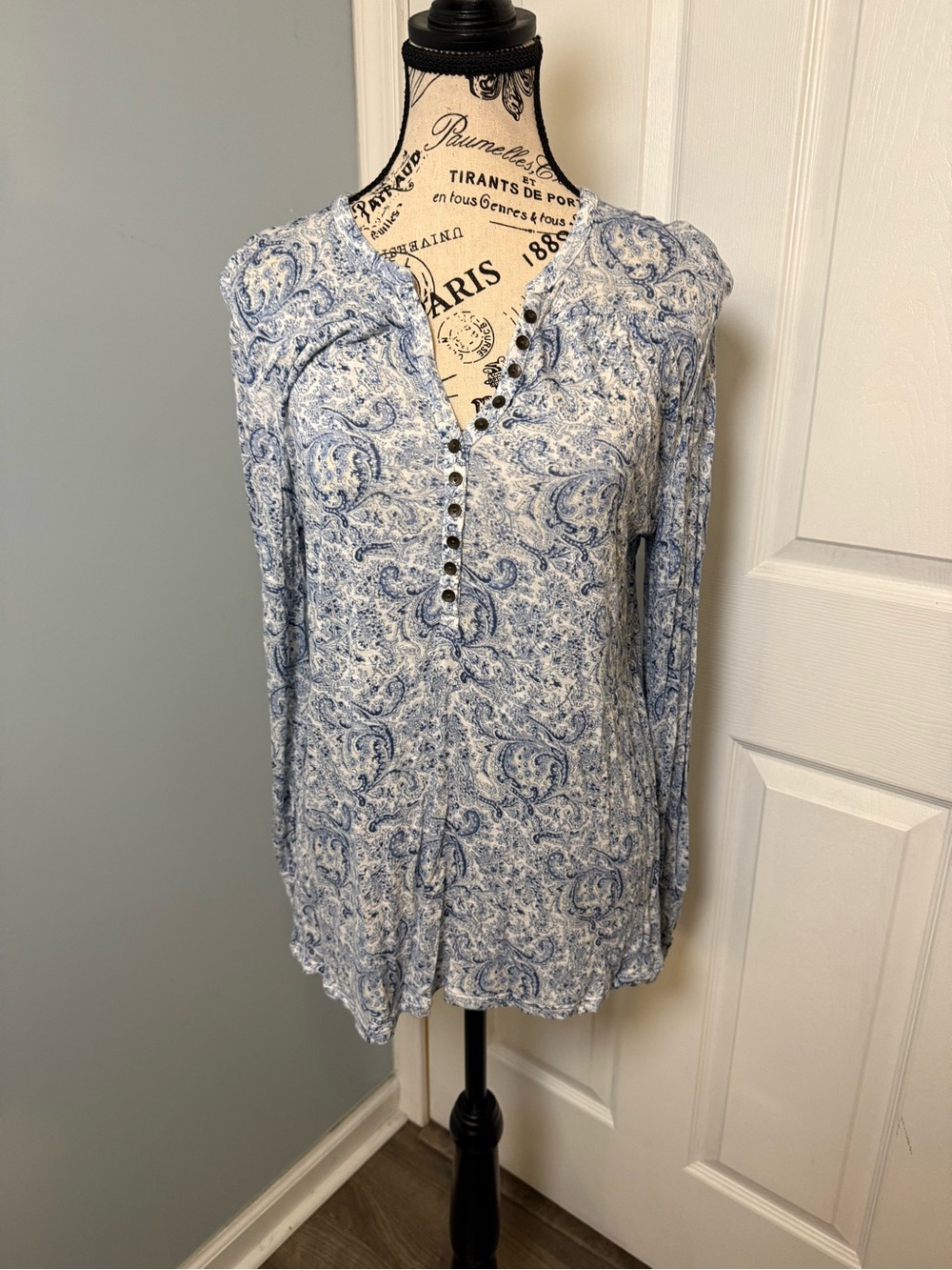 Lucky Beand Light Blue Paisley Henley Long-Sleeve Top size medium
